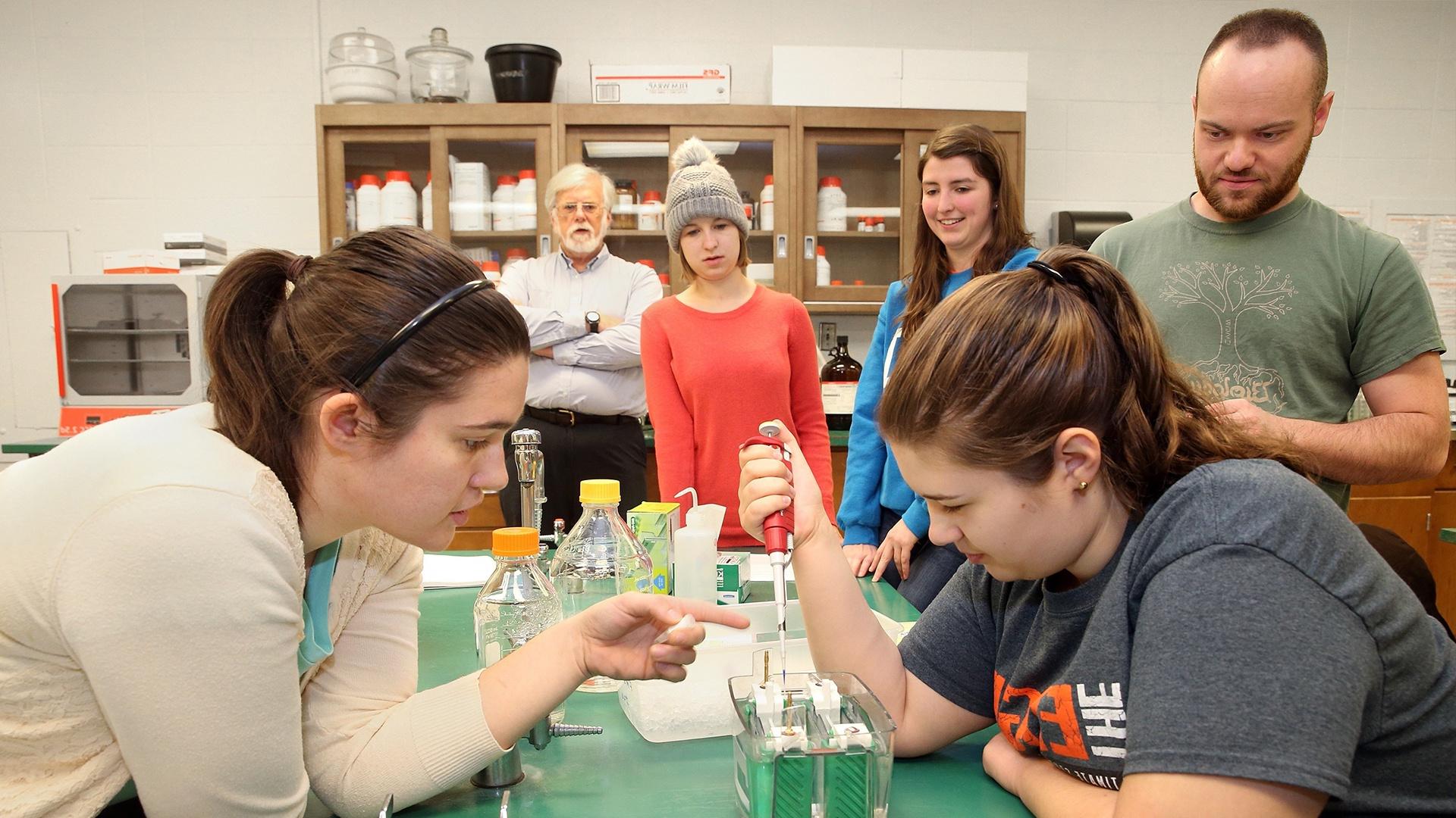 Undergrad biology students doing hands-on research in an Ohio-based BGSU biology lab, one of 40 in the Life 科学 Building.